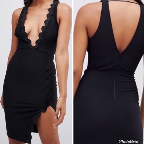 💕SALE Nasty Gal Rare Red London Wavy Plunge Dress - Picture 3 of 8